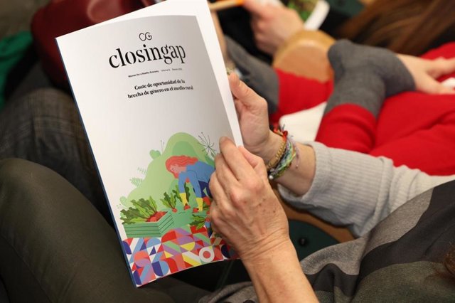 Una persona consulta el informe.