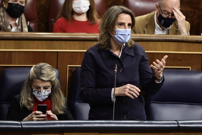 La vicepresidenta tercera y ministra para la Transición Ecológica y el Reto Demográfico, Teresa Ribera, interviene en una sesión plenaria en el Congreso de los Diputados, a 2 de febrero de 2022, en Madrid (España). En el pleno de hoy, se debaten, entre 