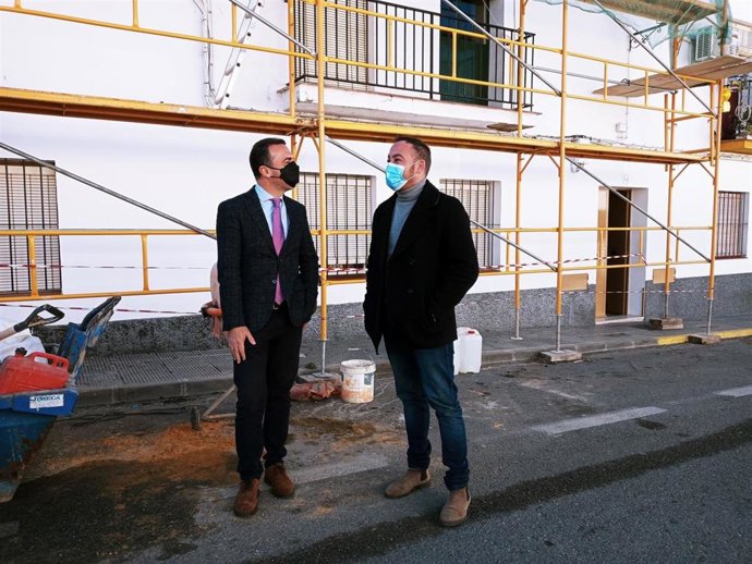 El delegado territorial de Regeneración, Justicia y Administración Local, Javier Millán, con el alcalde de El Real de la Jara, José Manuel Trejo.