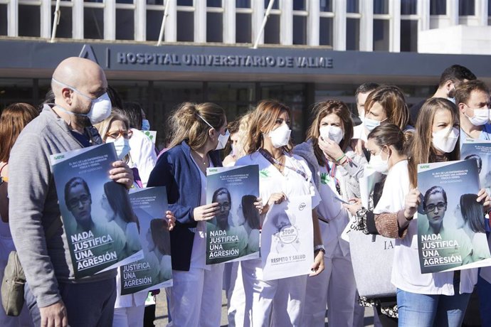 Varios manifestantes durante la concentración por la grave agresión sufrida por trabajadores en el Hospital Universitario de Valme
