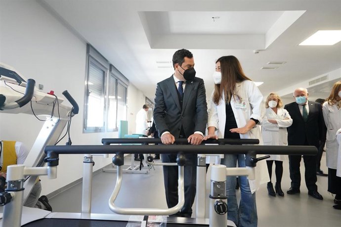 El presidente de la Junta de Andalucía, Juanma Moreno, durante la inauguración de la séptima, octava y novena planta del Hospital Militar de Sevilla.