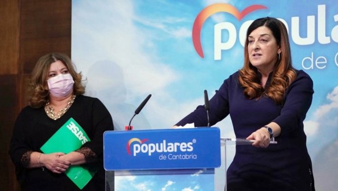La presidenta del PP, María José Sáenz de Buruaga, y la secretaria de SATSE, Ana Samperio
