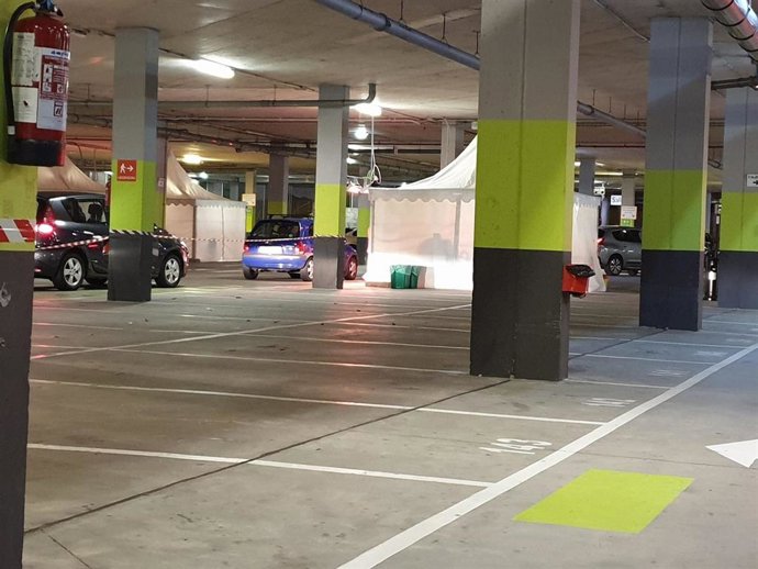 Vacunación contra la COVID-19 en el Parking 3 del HUCA.