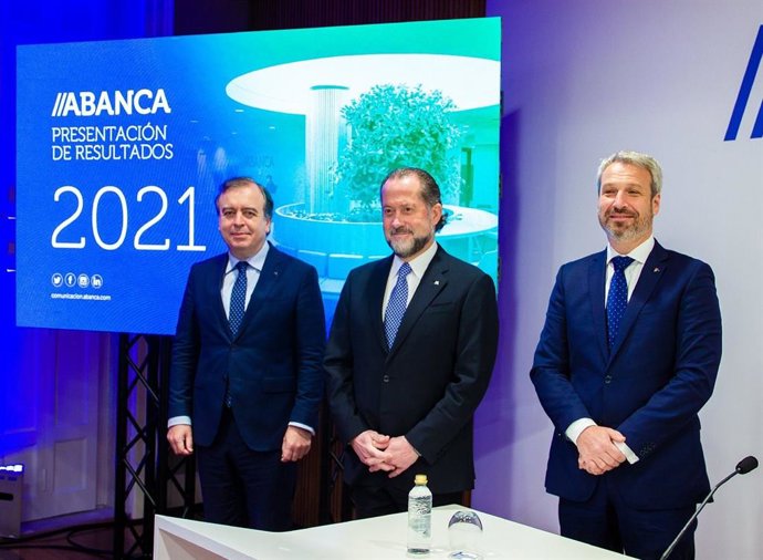 De izquierda a derecha, el consejero delegado de Abanca, Francisco Botas; el presidente, Juan Carlos Escotet; el director general financiero, Alberto de Francisco Guisasola, durante la presentación de los resultados de 2021