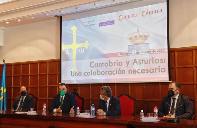 El presidente del Principado, Adrián Barbón, junto al presidente de Cantabria, Miguel Ángel Revilla, y los presidentes de las Cámaras de Comercio de Oviedo y Cantabria