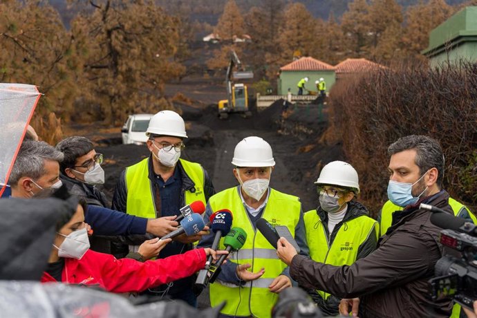 El presidente del Gobierno de Canarias, Ángel Víctor Torres, responde a los medios durante una visita acompañado a la zona de Las Manchas, a 2 de febrero de 2022, en Las Manchas, El Paso, La Palma