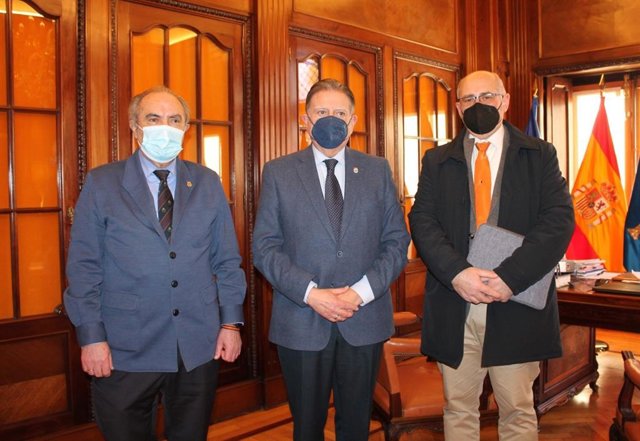 El alcalde de Oviedo, Alfredo Canteli, se reúne con el director de la Escuela de Minas, Francisco Javier Iglesias, y su exdirector, Francisco Blanco.