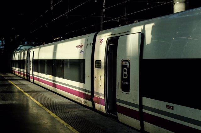 Archivo - Vagón de un tren AVE de Renfe en las vías de la Estación de Atocha