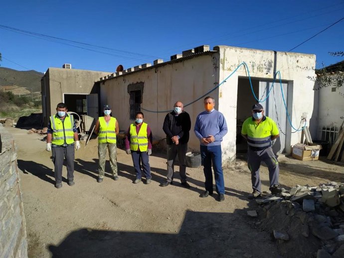El delegado de Administración Local visita obras del PFEA en Benizalón (Almería).