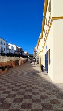 Una persona mayor en un pueblo de Málaga