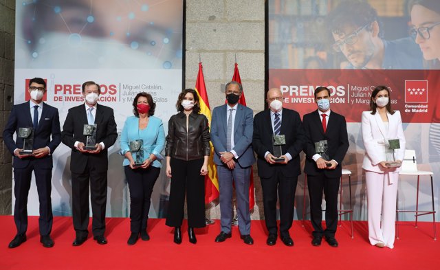 La presidenta de la Comunidad de Madrid, Isabel Díaz Ayuso y el consejero de Educación,, Enrique Ossorio posan junto a los premiados en la entrega de los Premios de Investigación 2021,