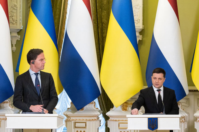 El primer ministro de Países Bajos, Mark Rutte (i), y el presidente de Ucrania, Volodimir Zelenski. 