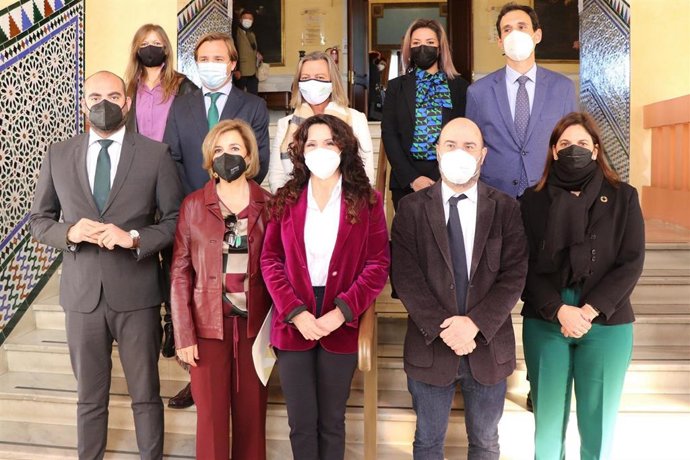 Autoridades asistentes a las Jornadas sobre 'Prestaciones y Programas de Garantía de Ingresos' en la Universidad de Córdoba, con Rocío Ruiz en el centro.