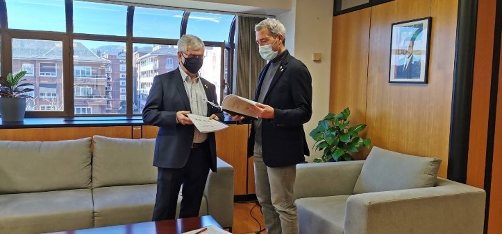 El presidente del CEC, Jesús Viñas, entregando al conseller de Educación, Josep Gonzlez-Cambray, las propuestas sobre el uso del catalán en la educación