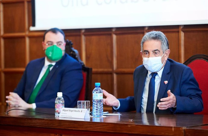Los presidentes de Asturias, Adrián Barbón (i) y de Cantabria, Miguel Ángel Revilla (d), a su llegada a un encuentro institucional en Santander con las Cámaras de Comercio de Cantabria y Oviedo, a 2 de febrero de 2022, en Santander, Cantabria (España).