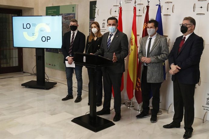 El alcalde de Murcia, José Antonio Serrano, acompañado por varios concejales, presenta La Feria de Economía Circular LOOP