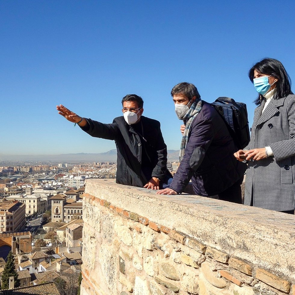 El alcalde de Granada, Francisco Cuenca, el director general de Bellas Artes del Gobierno de España, Isaac Sastre de Diego, y la subdelegada del Gobierno en Granada, Inmaculada López Calahorro, en un tramo de la muralla zirí.