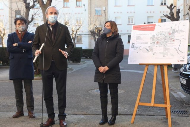 El alcalde de Zaragoza. Jorge Azcón, en el entorno residencial Vixconde Escoriaza