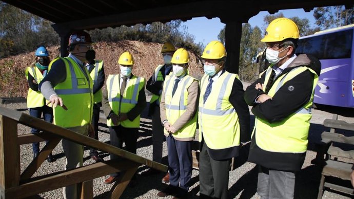 El consejero de Transformación Económica, Industria, Conocimiento y Universidades, Rogelio Velasco, en su visita a las minas de Matsa.