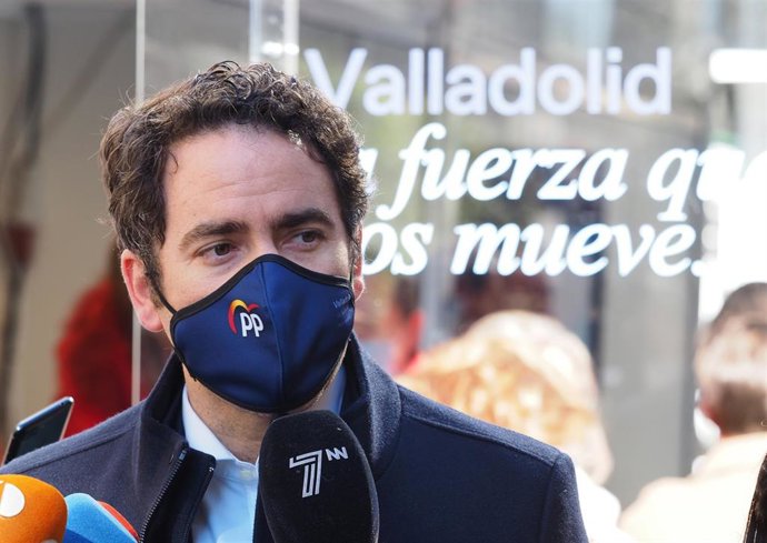 El secretario general del Partido Popular, Teodoro García Egea, responde a los medios durante una visita por Valladolid, a 2 de febrero de 2022, en Valladolid, Castilla y León (España).
