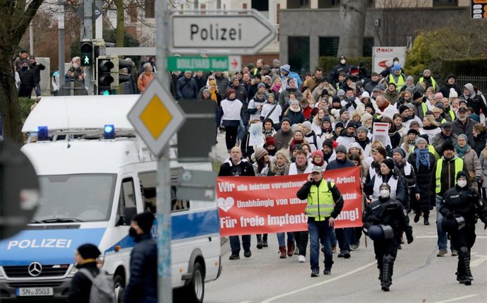 Protesta contra las medidas impuestas por la COVID-19 en Schwerin, Alemania.