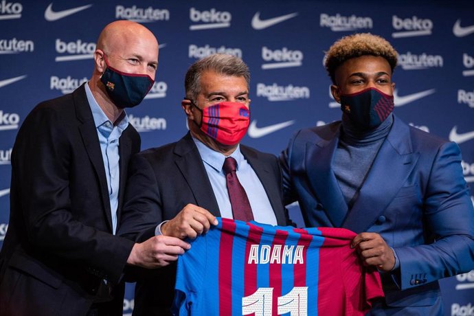 Jordi Cruyff, Joan Laporta yAdama Traoré en la presentación del jugador, que llega al Bara cedido por el Wolves