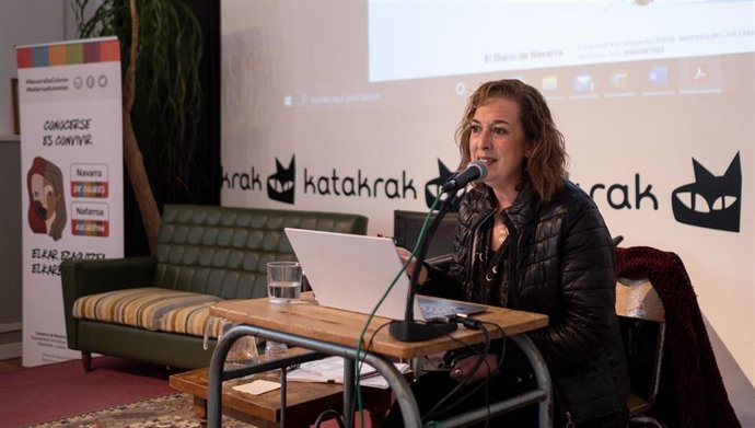 La experta en China Begoña Ruiz de Infante durante la conferencia ofrecida en la libreria Katakrak