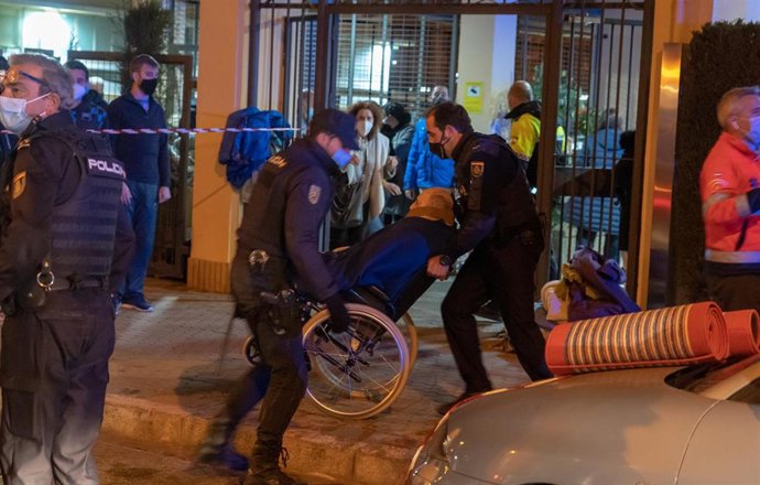 Archivo - Evacuación del geriátrico la noche del incendio