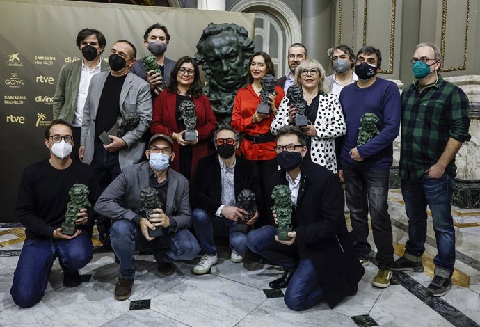 Premiados y representantes del sector audiovisial posan en la presentación de los actos previos a la XXXVI Gala de los Premios Goya, que se celebrará el próximo 12 de febrero en Valncia.