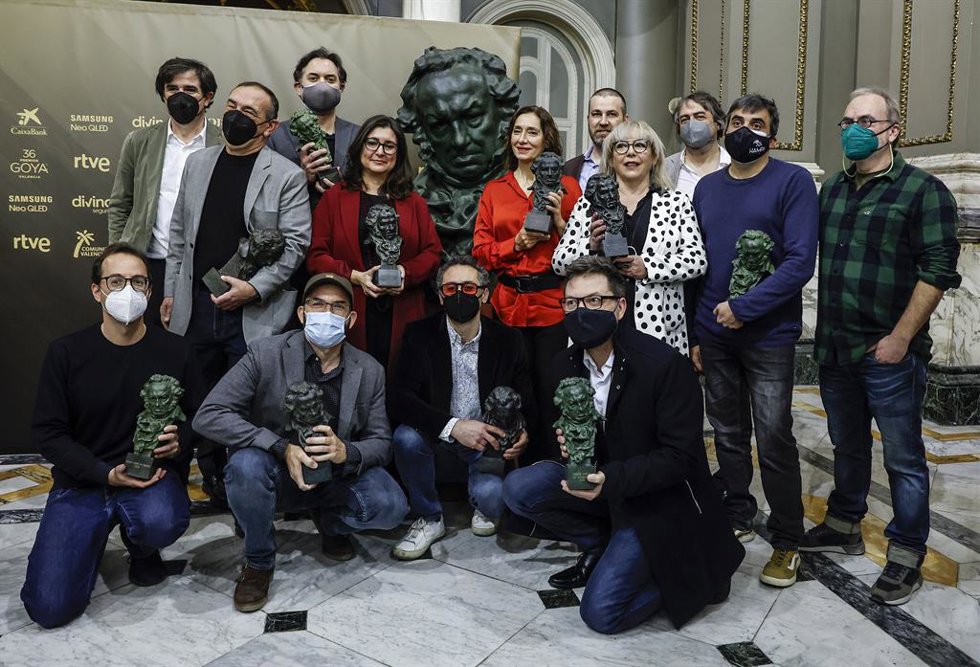 La actriz Rosana Pastor (c) y demás profesionales del sector, posan con un Goya antes de la presentación de las actividades previas a la Gala de los Premios Goya 2022 en el salón de Cristal del Ayuntamiento, a 2 de febrero de 2022, en Valencia, Comunida