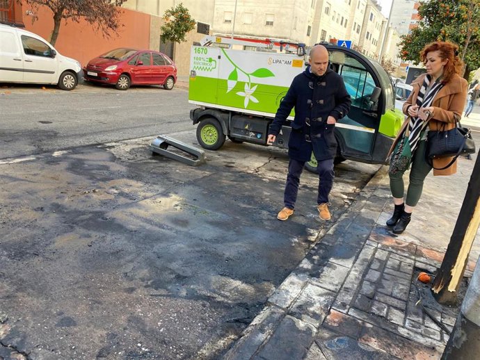 El portavoz adjunto del grupo municipal VOX en el Ayuntamiento de Sevilla, Gonzalo García de Polavieja, en una visita al barrio de La Negrilla en Sevilla