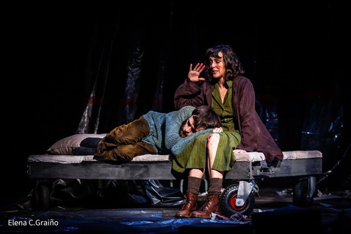 Archivo - Belén Cuesta y Ricardo Gómez en la obra 'El hombre almohada'