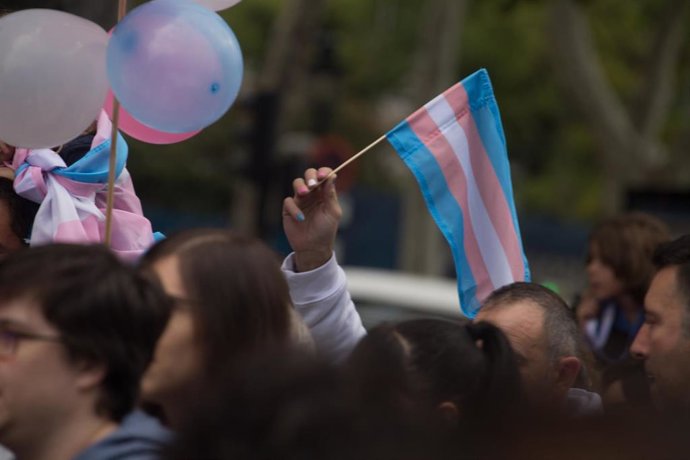 Archivo -  Bandera transgénero en una manifestació por los derechos de las personas trans
