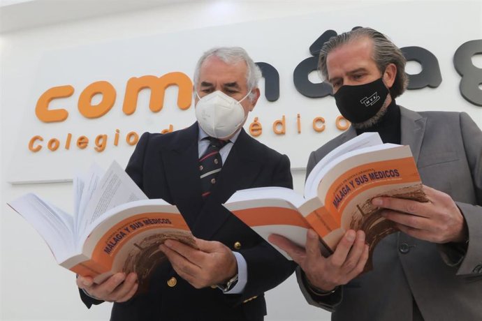 El presidente del Colegio de Médicos, Pedro Navarro,  y el diputado provincial de Cultura, Víctor González