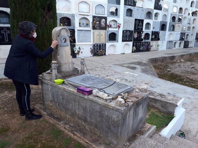 Tumba de Mravillas Celestino en el cementerio de Cullera