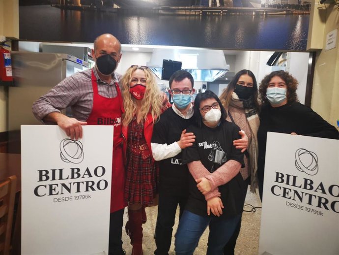 El cocinero Aitor Elizegi con chavales de la Fundación Síndrome de Down.