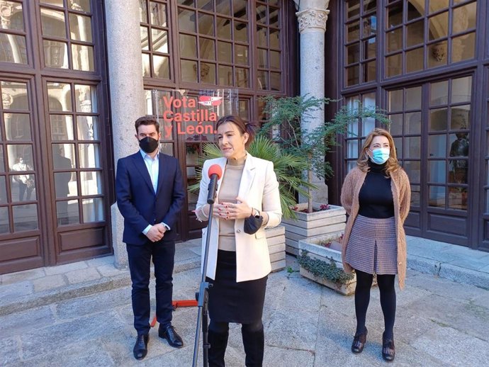 Ana Sánchez atiende a los medios entre Antidio Fagúndez y la ministra de Transporte.