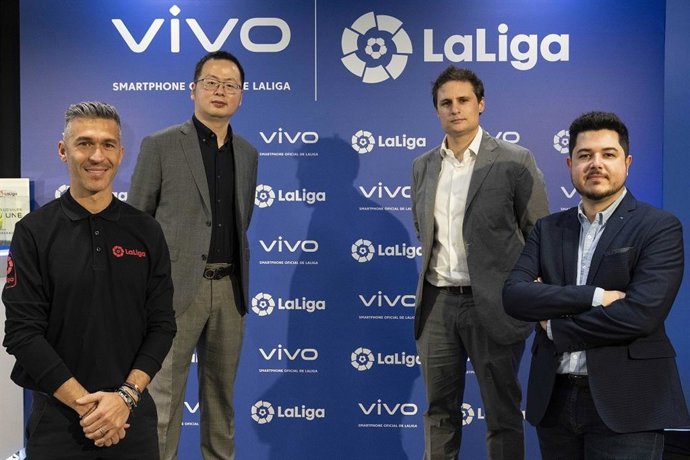 De izda a dcha: Luis García, Diego Xiao, Óscar Mayo y Adrián Toca tras la firma del acuerdo entre LaLiga y vivo