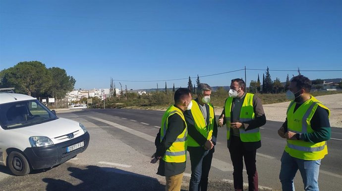 Pizarro y Gambín visitando la ejecución de obras en carretras de Arcos.