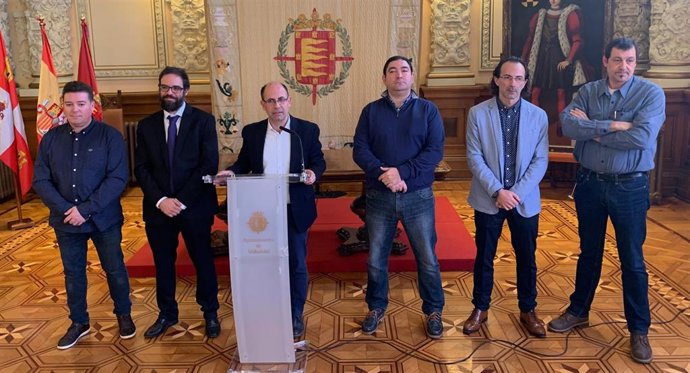 Archivo - Imagen de archivo del concejal de Movilidad y el gerente de Auvasa con representantes sindicales.