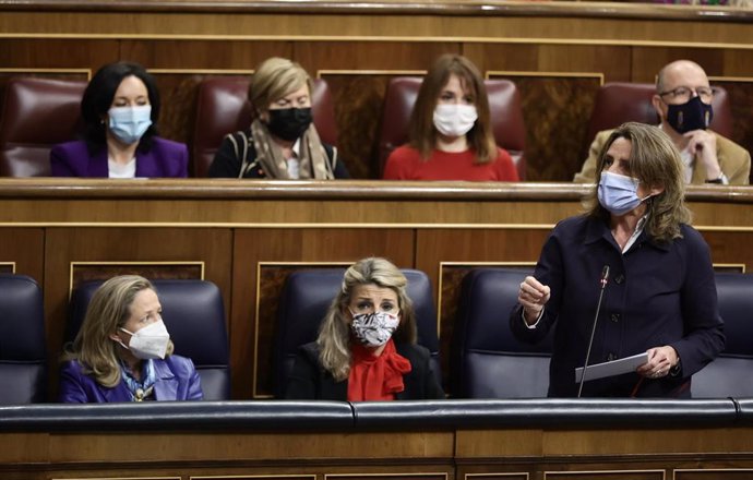 La vicepresidenta tercera y ministra para la Transición Ecológica y el Reto Demográfico, Teresa Ribera, interviene en una sesión plenaria en el Congreso de los Diputados, a 2 de febrero de 2022, en Madrid (España). En el pleno de hoy, se debaten, entre 