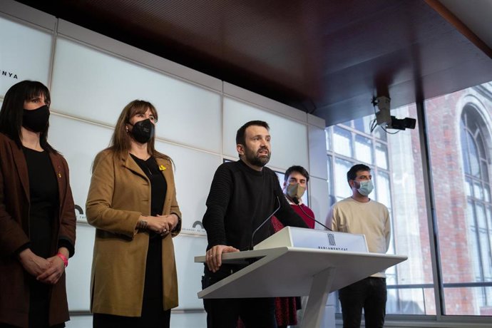 El diputado de la CUP, Pau Juvill (c), comparece junto a la presidenta del Parlament, Laura Borrs, y miembros de la Mesa. ARCHIVO.