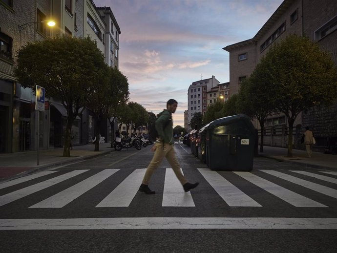 Archivo - Un hombre cruza un paso de cebra en una calle de Pamplona, a 1 de octubre de 2021, en Pamplona, Navarra (España).