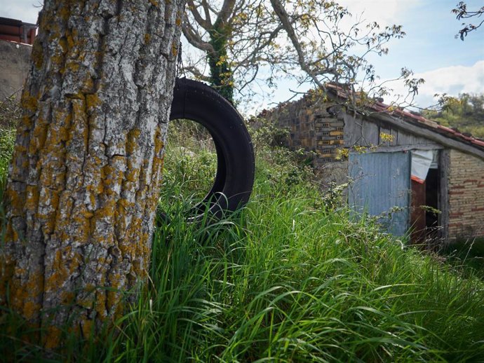 Archivo - Casa de un pueblo abandonado en el Valle de Ezcabarte durante el día 33 del estado de alarma en la Navarra más rural, en Ezcabarte/Navarra (España) a 16 de abril de 2020.