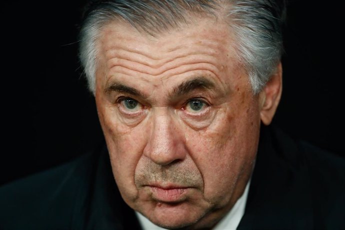 El entrenador del Real Madrid, Carlo Ancelotti, durante un partido entre blancos y Valencia de LaLiga Santander 2021-2022.