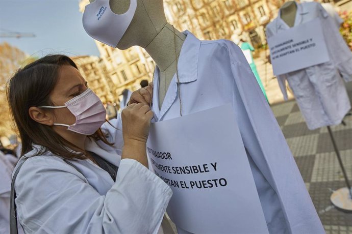 Archivo - Una trabajadora sanitarios coloca un cartel en un maniquí como signo de protesta durante el inicio de una huelga indefinida y completa convocada para más de 5.000 médicos de Atención Primaria de la Comunidad de Madrid, en Madrid, (España), a 1