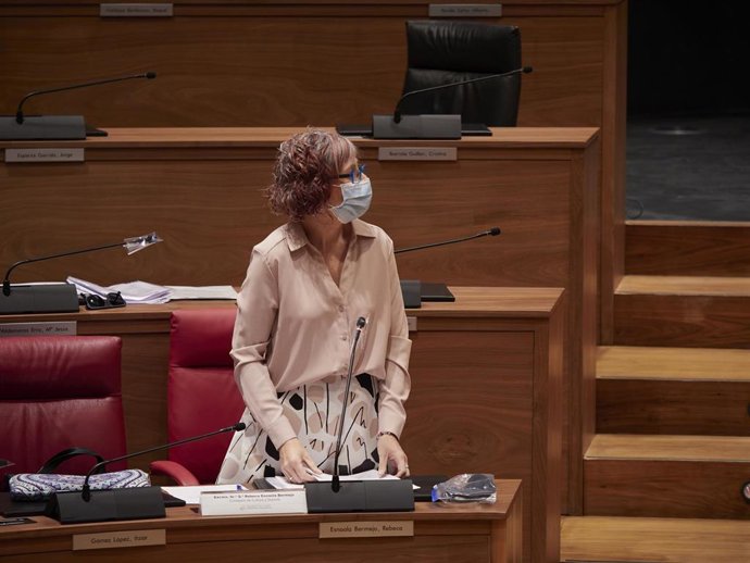 Archivo - La consejera de Cultura y Deporte del Gobierno de Navarra, Rebeca Esnaola, en un pleno del Parlamento de Navarra (archivo)