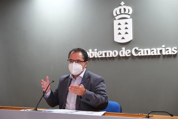 Archivo - El viceconsejero de Empleo del Gobierno de Canarias, Gustavo Santana, analiza los datos del paro