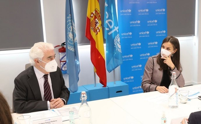 Encuentro en la sede de UNICEF España en Madrid. Reunión de trabajo de Su Majestad la Reina y el presidente del Comité Español, Gustavo Suárez Pertierra, entre otros