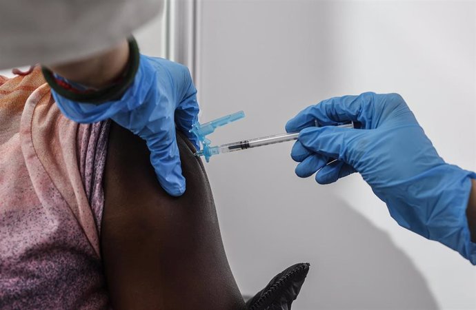 Una sanitaria vacuna a una persona con la tercera dosis de la vacuna de Moderna en el vacunódromo instalado en la Ciutat de Les Arts i les Cincies, que ha reabierto hoy sus puertas, a 31 de enero de 2022, en Valencia, Comunidad Valenciana (España).